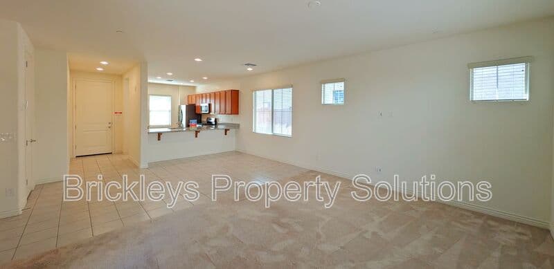 3-bedroom 2.5-bath home at 7042 E Diamond St for $2,900/mo managed by Brickleys Property Solutions East Valley Phoenix — photo 11 of 45