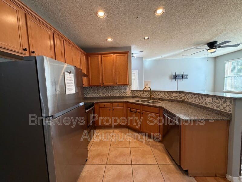 3-bedroom 2.5-bath home at 601 Menaul Blvd NE Unit #2102 for $1,850/mo managed by Brickleys Property Solutions Albuquerque — photo 23 of 33