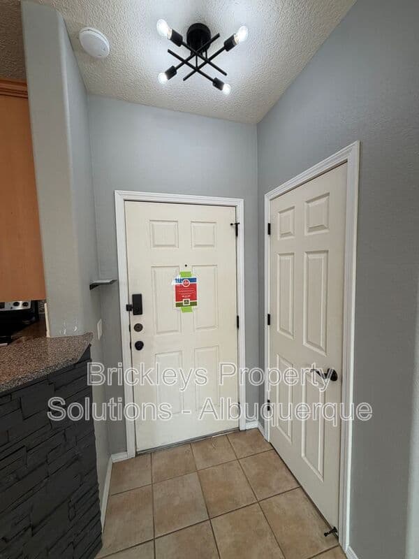 3-bedroom 2.5-bath home at 601 Menaul Blvd NE Unit #2102 for $1,850/mo managed by Brickleys Property Solutions Albuquerque — photo 4 of 33