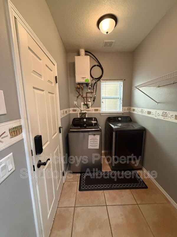 3-bedroom 2.5-bath home at 601 Menaul Blvd NE Unit #2102 for $1,850/mo managed by Brickleys Property Solutions Albuquerque — photo 29 of 33