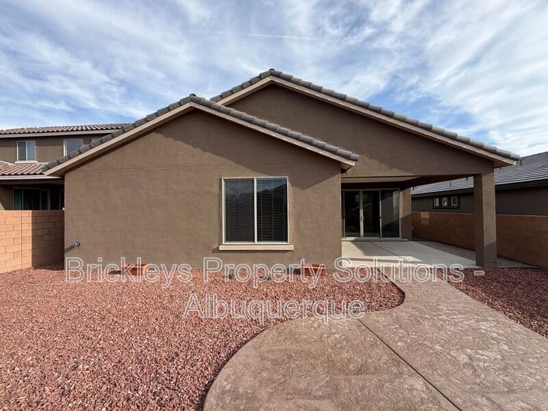 3-bedroom 2-bath home at 938 Lazuli Rd SE for $2,475/mo managed by Brickleys Property Solutions Albuquerque — photo 4 of 36