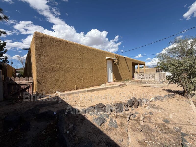 3-bedroom 2-bath home at 5608 Drake Ave NW for $2,100/mo managed by Brickleys Property Solutions Albuquerque — photo 30 of 32