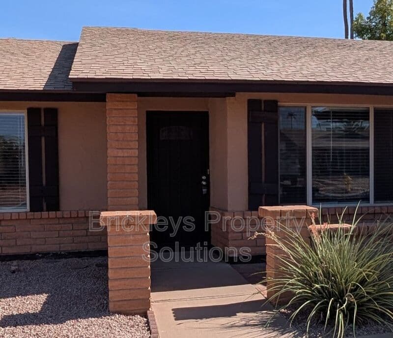 3-bedroom 2-bath home at 2431 W Plata Ave for $2,250/mo managed by Brickleys Property Solutions East Valley Phoenix — photo 4 of 43