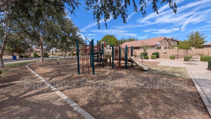 3-bedroom 2-bath home at 1311 E Marlin Dr for $2,200/mo managed by Brickleys Property Solutions East Valley Phoenix — photo 39 of 44