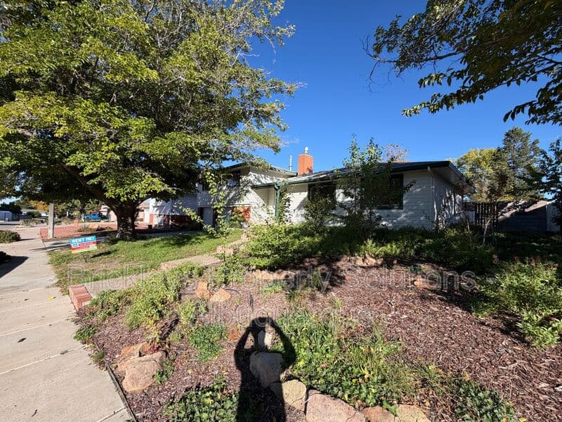 4-bedroom 3-bath home at 7121 Edwina Ave NE for $2,450/mo managed by Brickleys Property Solutions Albuquerque — photo 3 of 47
