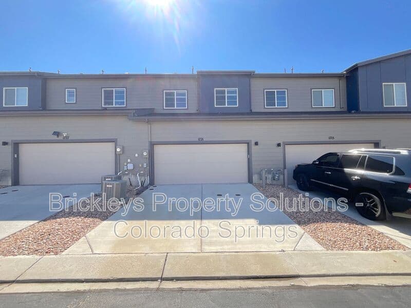 3-bedroom 2.5-bath home at 1721 Rose Quartz Hts for $2,300/mo managed by Brickleys Property Solutions Colorado Springs — photo 5 of 28