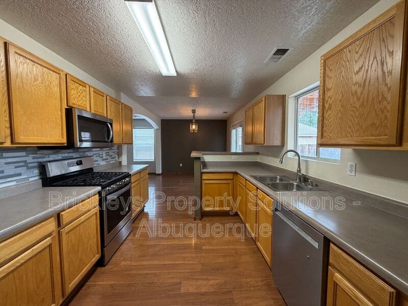3-bedroom 3-bath home at 5004 Blue Stone Rd NW for $2,250/mo managed by Brickleys Property Solutions Albuquerque — photo 34 of 37