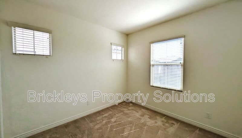 3-bedroom 2.5-bath home at 7042 E Diamond St for $2,900/mo managed by Brickleys Property Solutions East Valley Phoenix — photo 32 of 45
