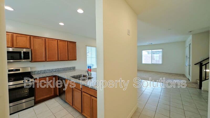 3-bedroom 2.5-bath home at 7042 E Diamond St for $2,900/mo managed by Brickleys Property Solutions East Valley Phoenix — photo 6 of 45