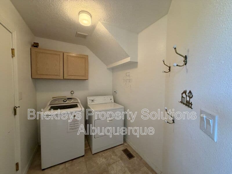 3-bedroom 2.5-bath home at 6517 Glen Oak NE for $2,650/mo managed by Brickleys Property Solutions Albuquerque — photo 34 of 39