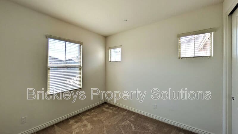 3-bedroom 2.5-bath home at 7042 E Diamond St for $2,900/mo managed by Brickleys Property Solutions East Valley Phoenix — photo 26 of 45