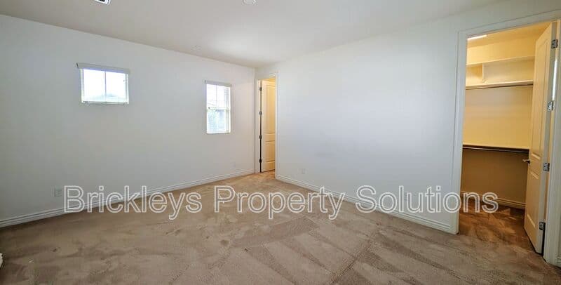 3-bedroom 2.5-bath home at 7042 E Diamond St for $2,900/mo managed by Brickleys Property Solutions East Valley Phoenix — photo 23 of 45