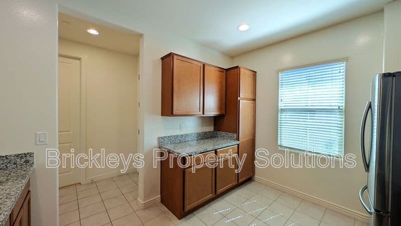 3-bedroom 2.5-bath home at 7042 E Diamond St for $2,900/mo managed by Brickleys Property Solutions East Valley Phoenix — photo 9 of 45