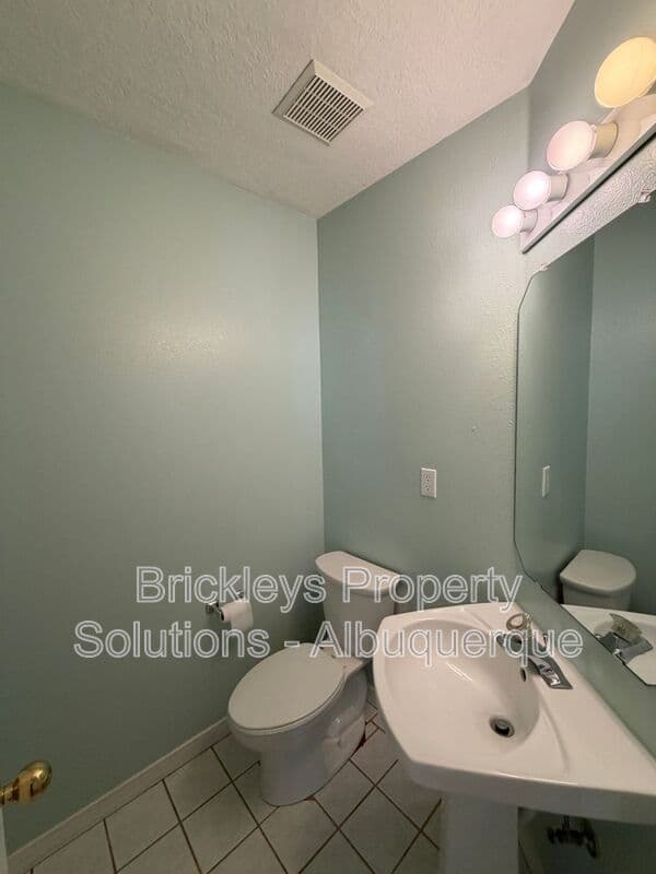 3-bedroom 2.5-bath home at 6517 Glen Oak NE for $2,650/mo managed by Brickleys Property Solutions Albuquerque — photo 18 of 39