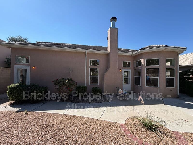 3-bedroom 2.5-bath home at 6517 Glen Oak NE for $2,650/mo managed by Brickleys Property Solutions Albuquerque — photo 37 of 39