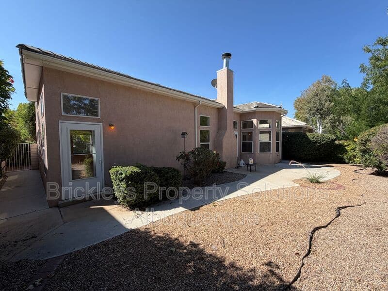 3-bedroom 2.5-bath home at 6517 Glen Oak NE for $2,650/mo managed by Brickleys Property Solutions Albuquerque — photo 38 of 39