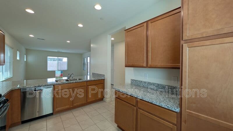 3-bedroom 2.5-bath home at 7042 E Diamond St for $2,900/mo managed by Brickleys Property Solutions East Valley Phoenix — photo 8 of 45