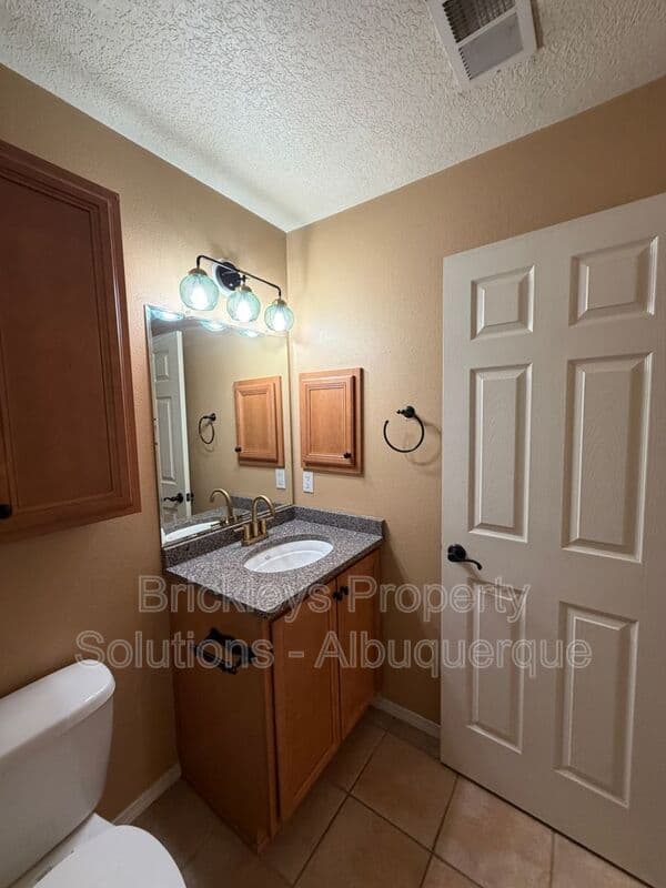 3-bedroom 2.5-bath home at 601 Menaul Blvd NE Unit #2102 for $1,850/mo managed by Brickleys Property Solutions Albuquerque — photo 11 of 33
