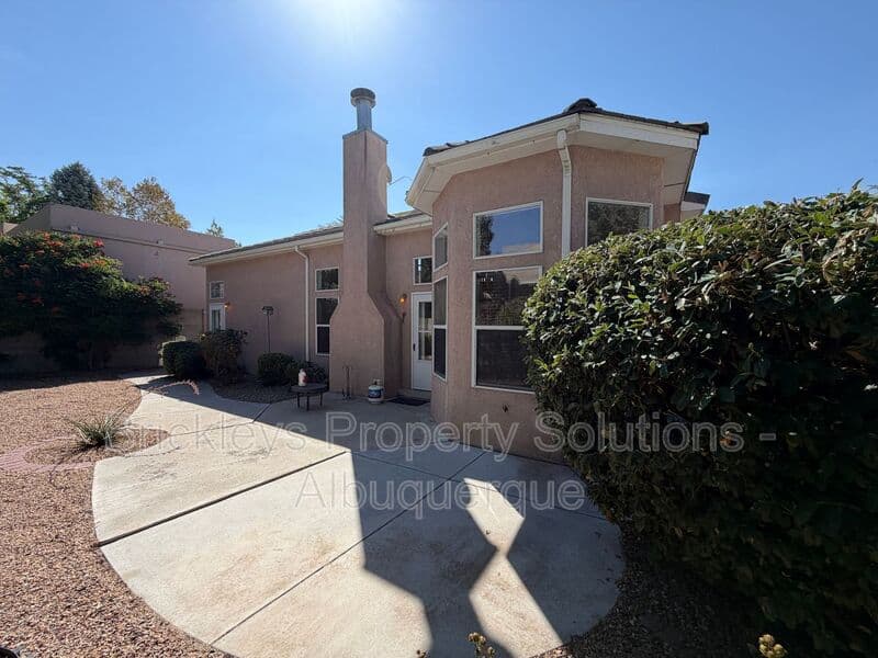 3-bedroom 2.5-bath home at 6517 Glen Oak NE for $2,650/mo managed by Brickleys Property Solutions Albuquerque — photo 39 of 39