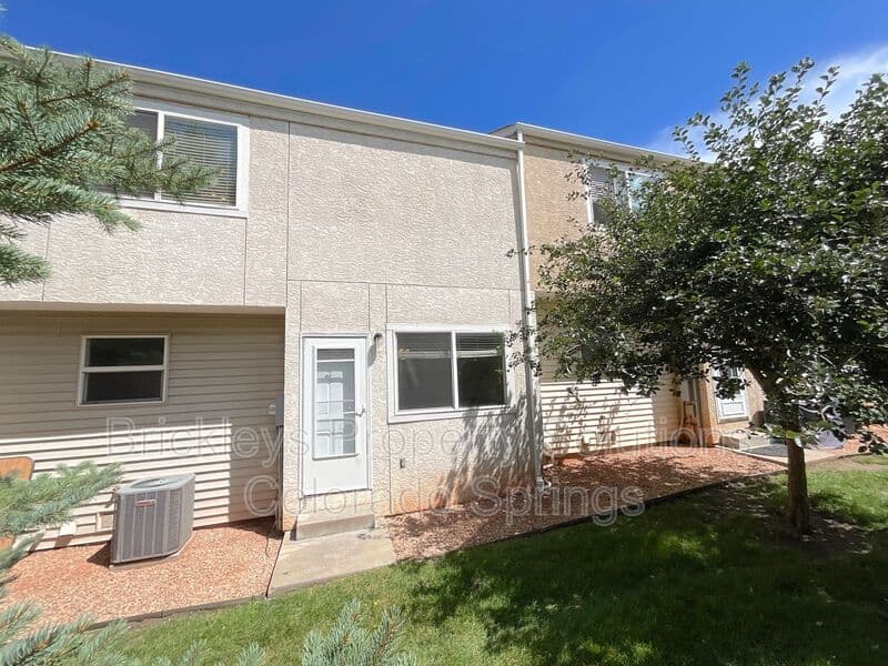 3-bedroom 2-bath home at 3987 Aspen Leaf Pt for $1,900/mo managed by Brickleys Property Solutions Colorado Springs — photo 4 of 27