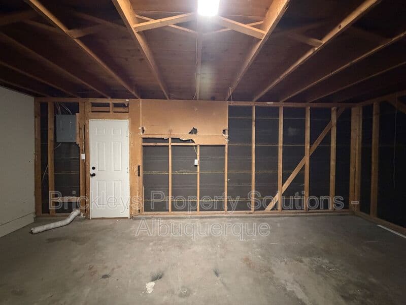 3-bedroom 2-bath home at 5608 Drake Ave NW for $2,100/mo managed by Brickleys Property Solutions Albuquerque — photo 27 of 32