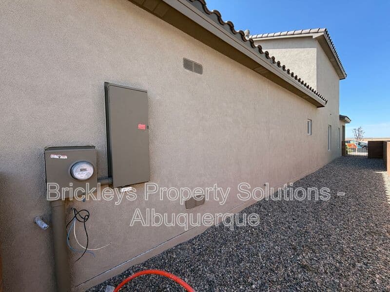 3-bedroom 3-bath home at 6118 Chicago Dr SE for $2,350/mo managed by Brickleys Property Solutions Albuquerque — photo 37 of 42