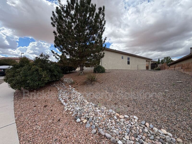 3-bedroom 2-bath home at 7304 Skagway Dr. NE for $2,200/mo managed by Brickleys Property Solutions Albuquerque — photo 3 of 36