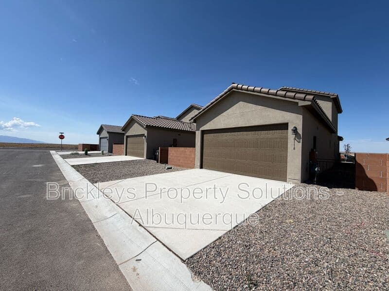 3-bedroom 3-bath home at 6118 Chicago Dr SE for $2,350/mo managed by Brickleys Property Solutions Albuquerque — photo 38 of 42