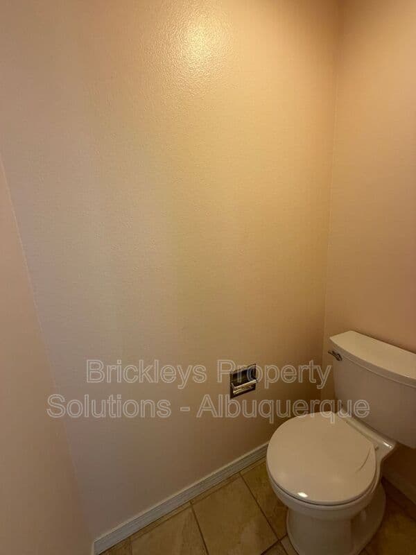 3-bedroom 2.5-bath home at 6517 Glen Oak NE for $2,650/mo managed by Brickleys Property Solutions Albuquerque — photo 24 of 39
