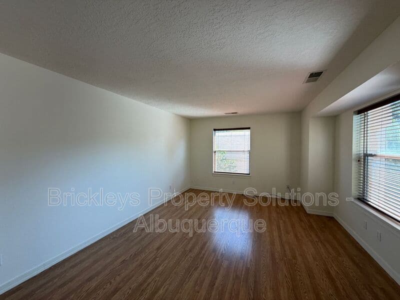 3-bedroom 2.5-bath home at 6517 Glen Oak NE for $2,650/mo managed by Brickleys Property Solutions Albuquerque — photo 6 of 39