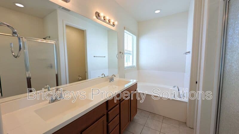 3-bedroom 2.5-bath home at 7042 E Diamond St for $2,900/mo managed by Brickleys Property Solutions East Valley Phoenix — photo 24 of 45