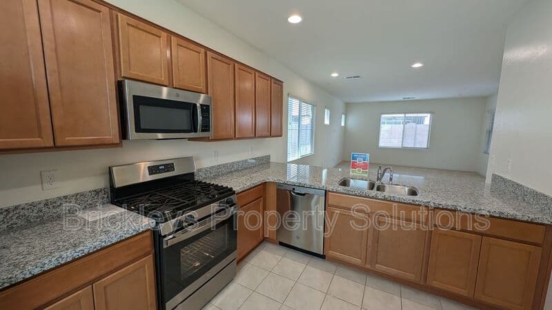 3-bedroom 2.5-bath home at 7042 E Diamond St for $2,900/mo managed by Brickleys Property Solutions East Valley Phoenix — photo 7 of 45