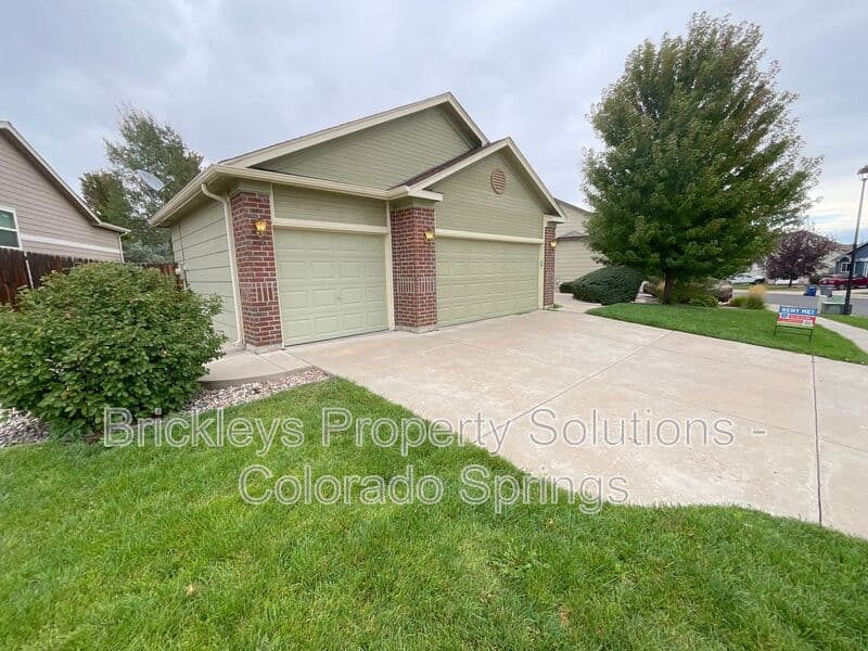 3-bedroom 2-bath home at 4325 Poplar Brook Dr for $2,100/mo managed by Brickleys Property Solutions Colorado Springs — photo 2 of 29