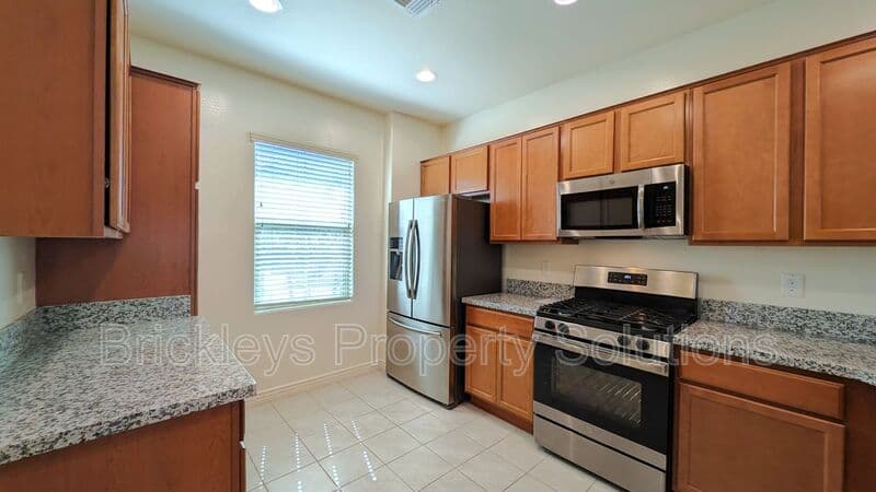 3-bedroom 2.5-bath home at 7042 E Diamond St for $2,900/mo managed by Brickleys Property Solutions East Valley Phoenix — photo 10 of 45