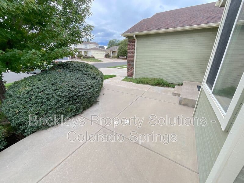 3-bedroom 2-bath home at 4325 Poplar Brook Dr for $2,100/mo managed by Brickleys Property Solutions Colorado Springs — photo 5 of 29