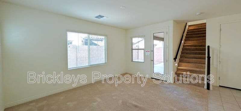 3-bedroom 2.5-bath home at 7042 E Diamond St for $2,900/mo managed by Brickleys Property Solutions East Valley Phoenix — photo 16 of 45