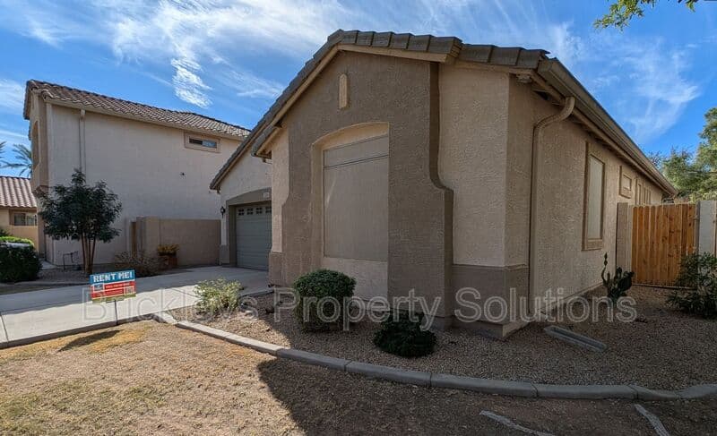 3-bedroom 2-bath home at 1311 E Marlin Dr for $2,200/mo managed by Brickleys Property Solutions East Valley Phoenix — photo 3 of 44