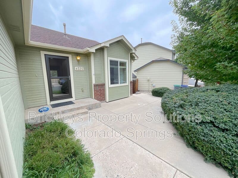 3-bedroom 2-bath home at 4325 Poplar Brook Dr for $2,100/mo managed by Brickleys Property Solutions Colorado Springs — photo 4 of 29