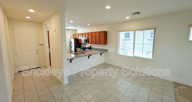 3-bedroom 2.5-bath home at 7042 E Diamond St for $2,900/mo managed by Brickleys Property Solutions East Valley Phoenix — photo 12 of 45