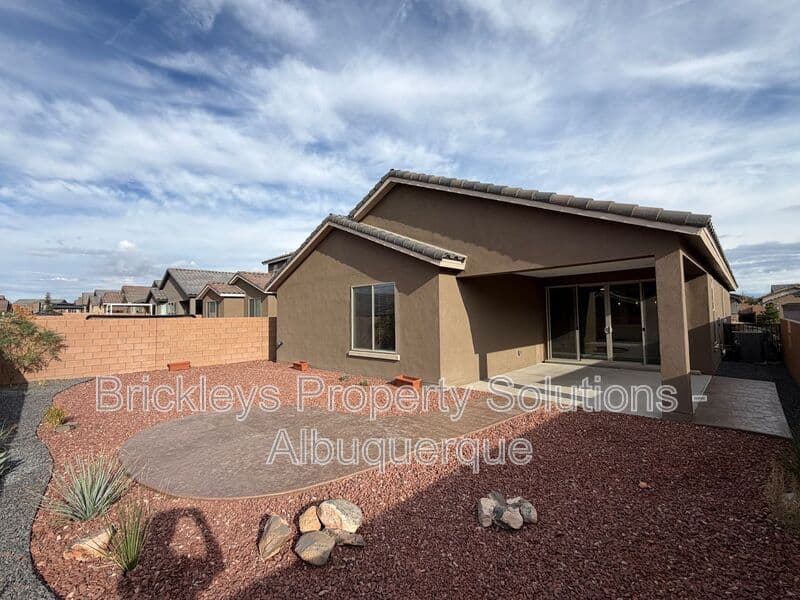 3-bedroom 2-bath home at 938 Lazuli Rd SE for $2,475/mo managed by Brickleys Property Solutions Albuquerque — photo 6 of 36
