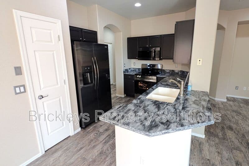 3-bedroom 2-bath home at 1311 E Marlin Dr for $2,200/mo managed by Brickleys Property Solutions East Valley Phoenix — photo 11 of 44