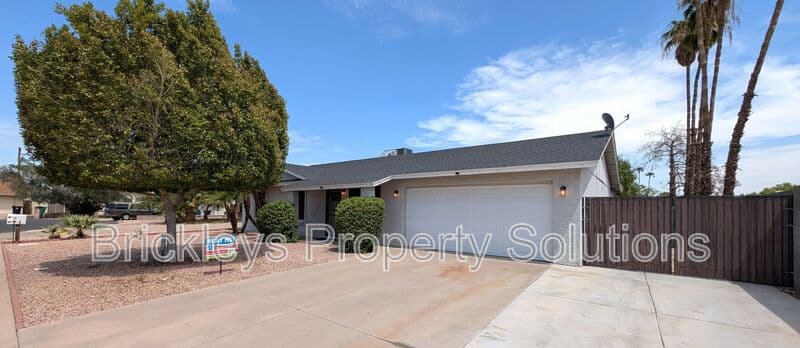3-bedroom 2-bath home at 2029 S Nina Circle Mesa AZ 85210 for $2,300/mo managed by Brickleys Property Solutions East Valley Phoenix — photo 5 of 48