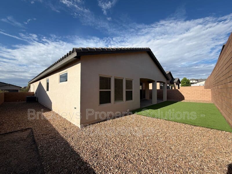 4-bedroom 2-bath home at 3969 Kodiak Rd NE for $2,700/mo managed by Brickleys Property Solutions Albuquerque — photo 40 of 40