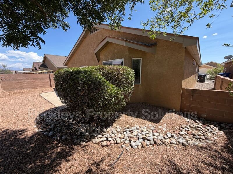 3-bedroom 2-bath home at 8035 Sierra Altos Pl. NW for $2,150/mo managed by Brickleys Property Solutions Albuquerque — photo 27 of 29