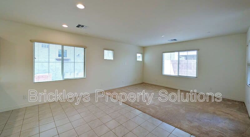 3-bedroom 2.5-bath home at 7042 E Diamond St for $2,900/mo managed by Brickleys Property Solutions East Valley Phoenix — photo 15 of 45
