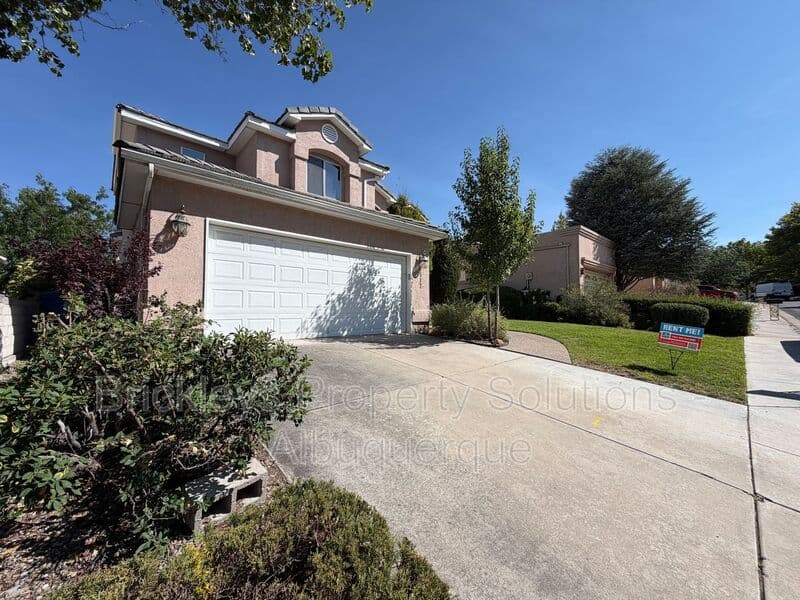 3-bedroom 2.5-bath home at 6517 Glen Oak NE for $2,650/mo managed by Brickleys Property Solutions Albuquerque — photo 3 of 39