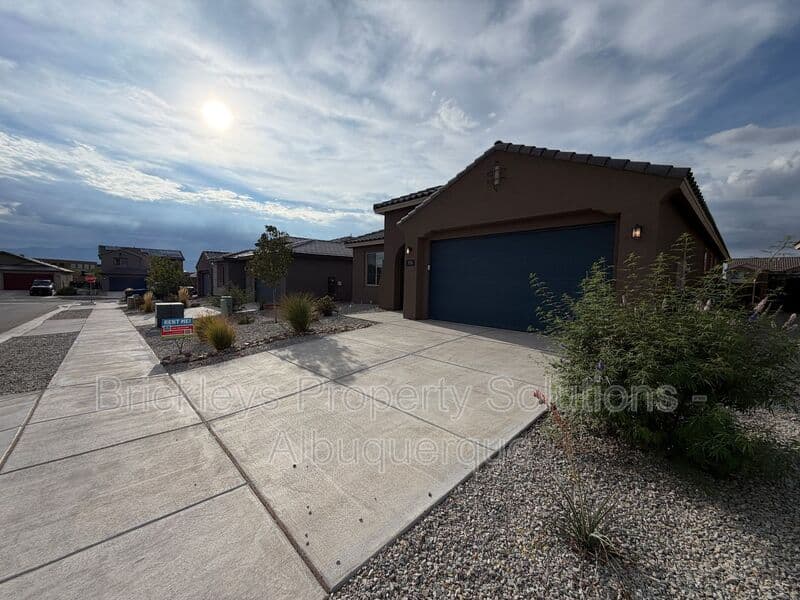3-bedroom 2-bath home at 938 Lazuli Rd SE for $2,475/mo managed by Brickleys Property Solutions Albuquerque — photo 2 of 36