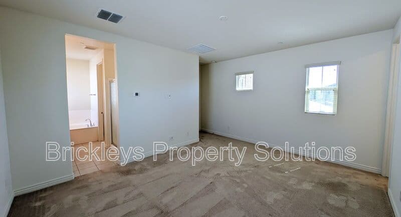 3-bedroom 2.5-bath home at 7042 E Diamond St for $2,900/mo managed by Brickleys Property Solutions East Valley Phoenix — photo 20 of 45