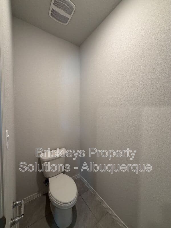 3-bedroom 3-bath home at 6118 Chicago Dr SE for $2,350/mo managed by Brickleys Property Solutions Albuquerque — photo 28 of 42