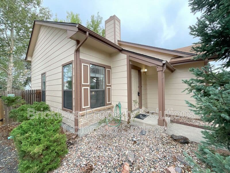3-bedroom 2-bath home at 8214 Steadman Dr for $2,175/mo managed by Brickleys Property Solutions Colorado Springs — photo 3 of 34